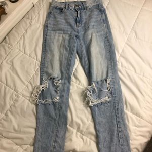American Eagle Light- Washed knee ripped jeans